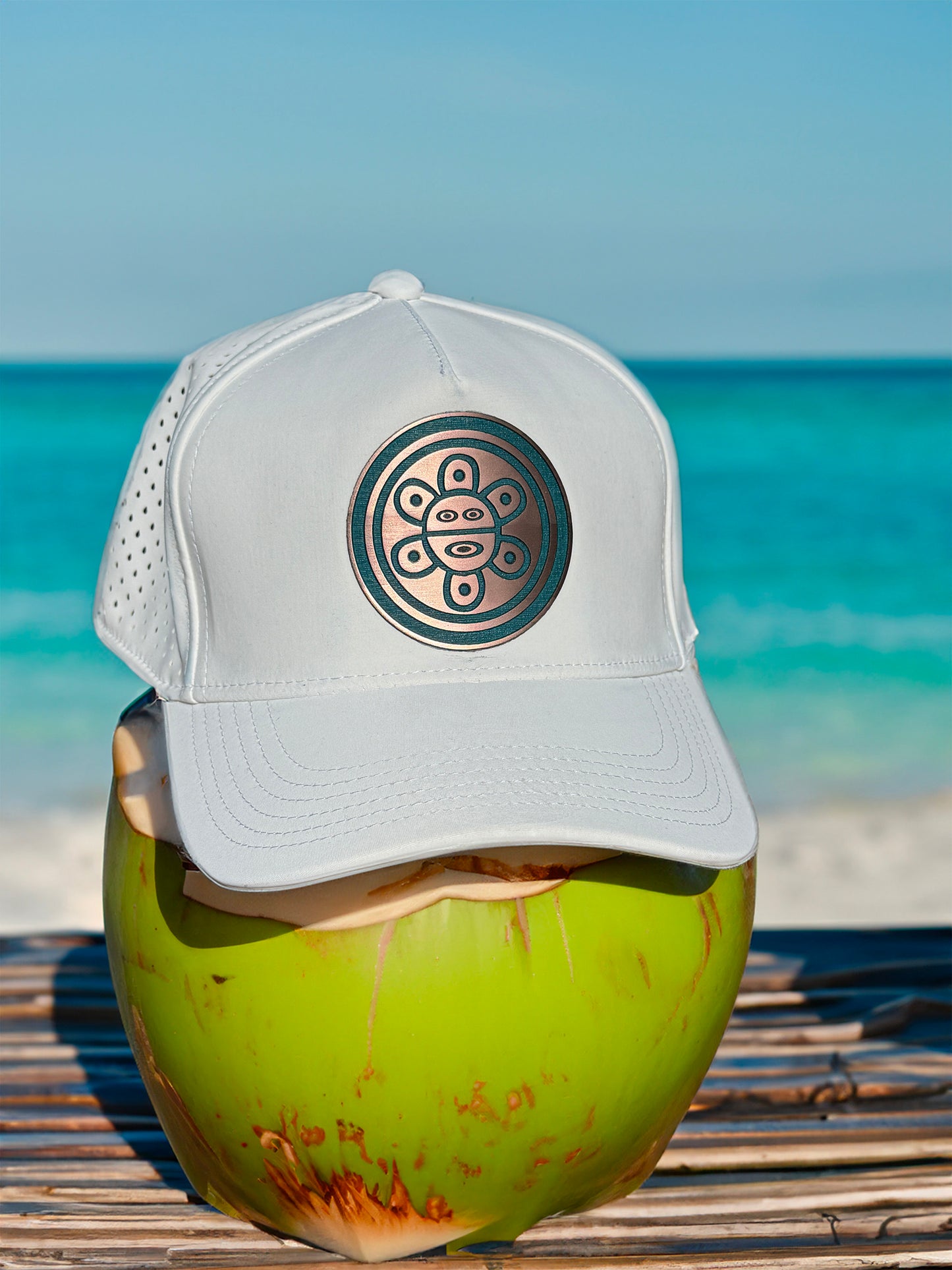 Gorra Blanca Sol Taíno cobre